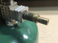 コールマン222のバルブステム