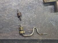 破損した400-5891の黒レバー